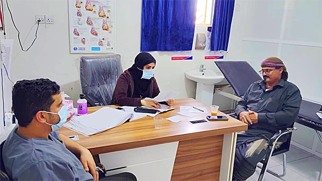 د/ أمل الخيلي أثناء معانية مريض